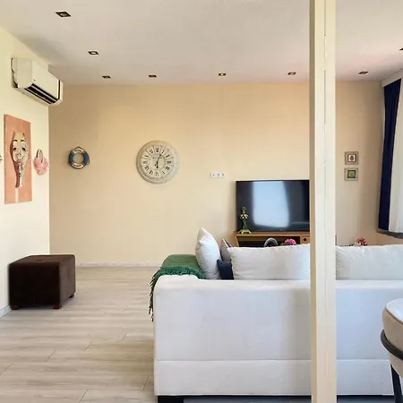 Stylish 2br Lagoon Views Apartmán